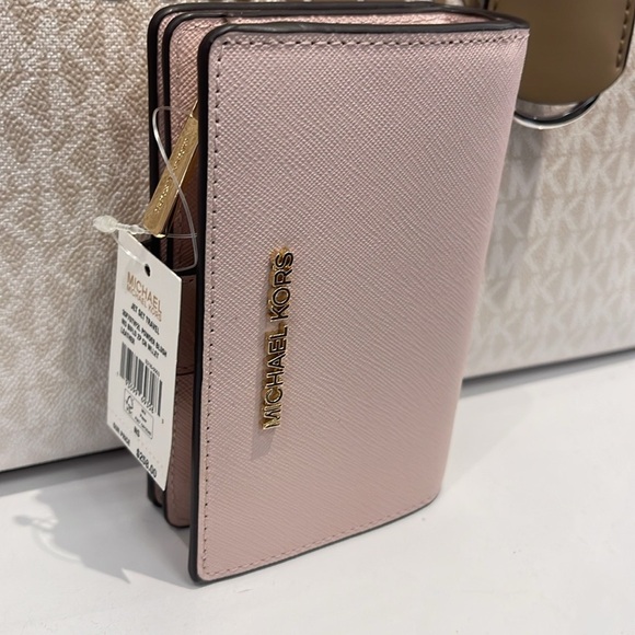 Michael Kors Medium Saffiano Leather Wallet
Powder Blush
NWT 
L - Picture 7 of 16